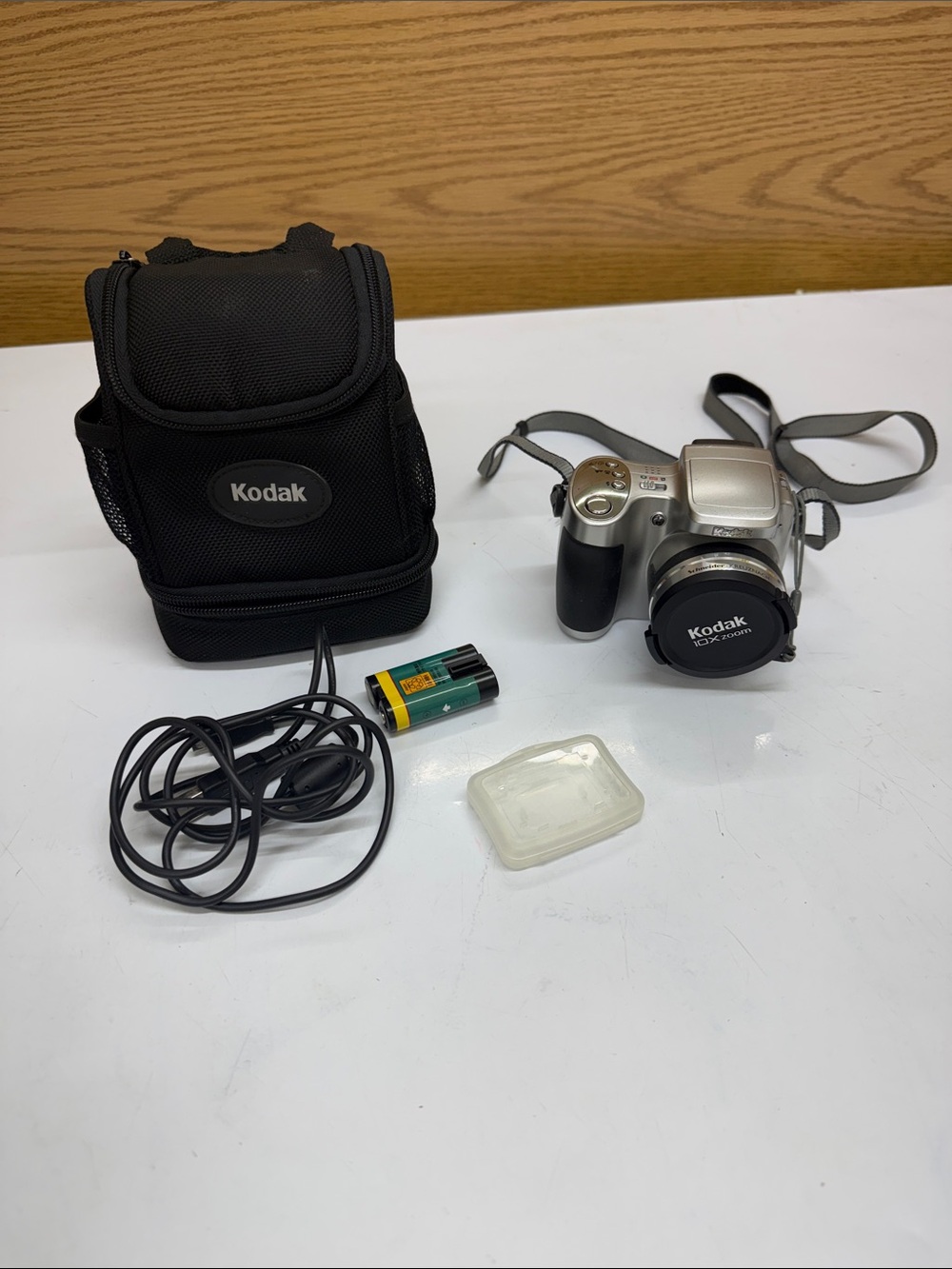 Kodak Silver Point-and-Shoot Digital Camera with Black Carry Case vintage Z710 d